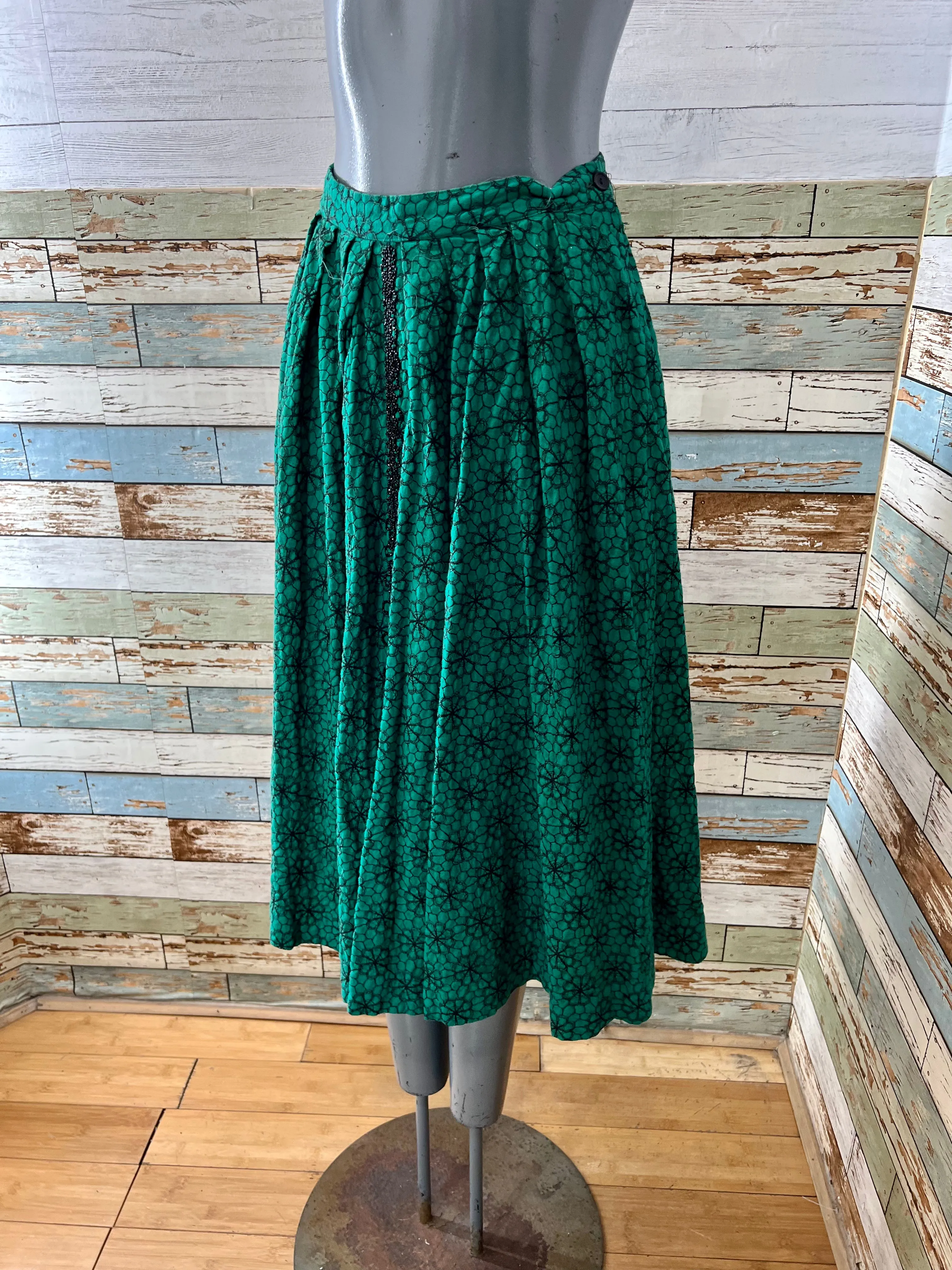 50’s Kelly Green With Black Embroidery Flower Full Skirt