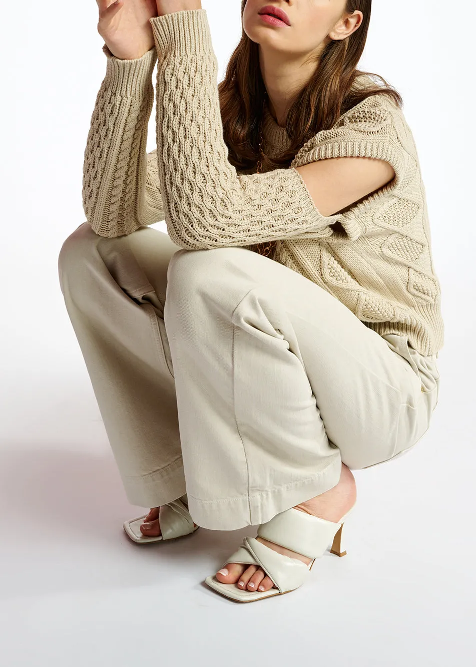 Ecru cable-knitted sweater with detachable sleeves