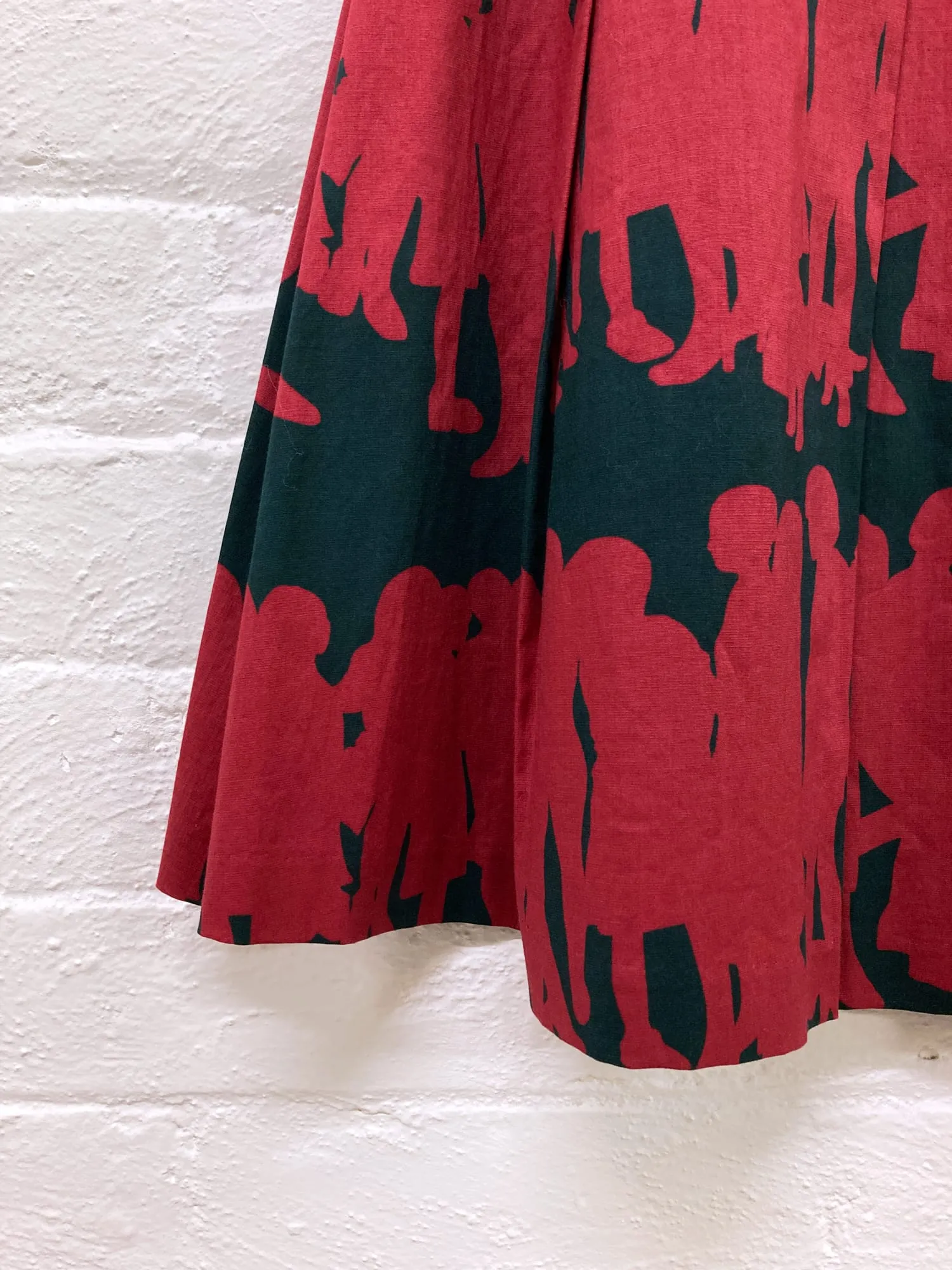 Jocomomola de Sybilla red pleated skirt with print of dancing silhouettes - 40